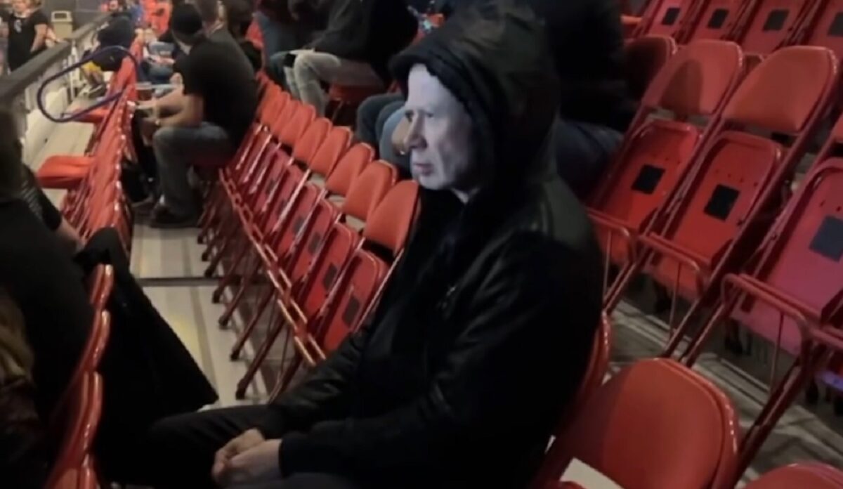 Dave Mustaine de Megadeth se faufile discrètement dans la foule lors d&rsquo;un concert en tête d&rsquo;affiche pour donner des médiators à de jeunes fans