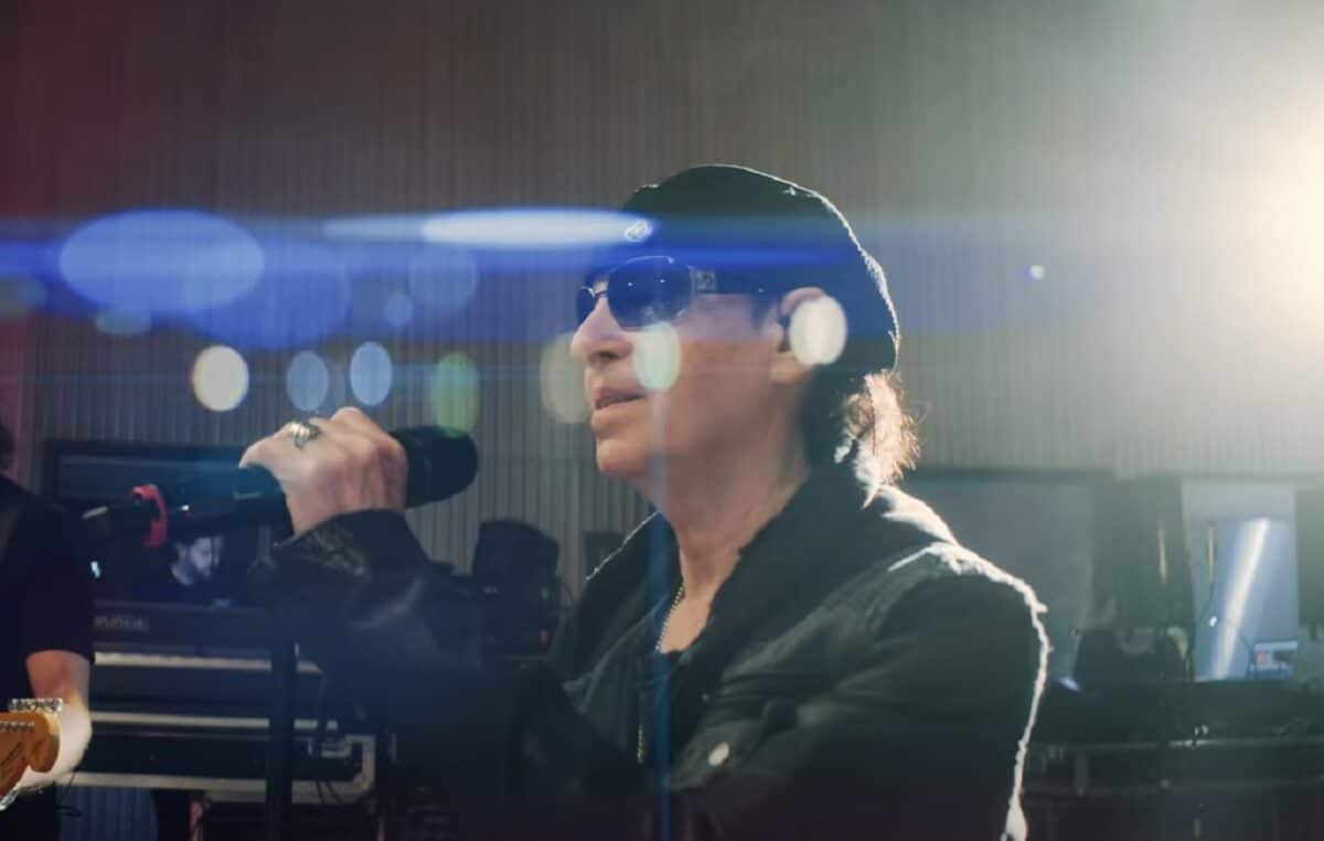 Regardez Scorpions jouer Rock Believer aux Peppermint Park Studios !