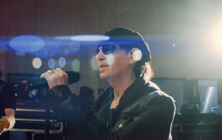 Regardez Scorpions jouer Rock Believer aux Peppermint Park Studios !