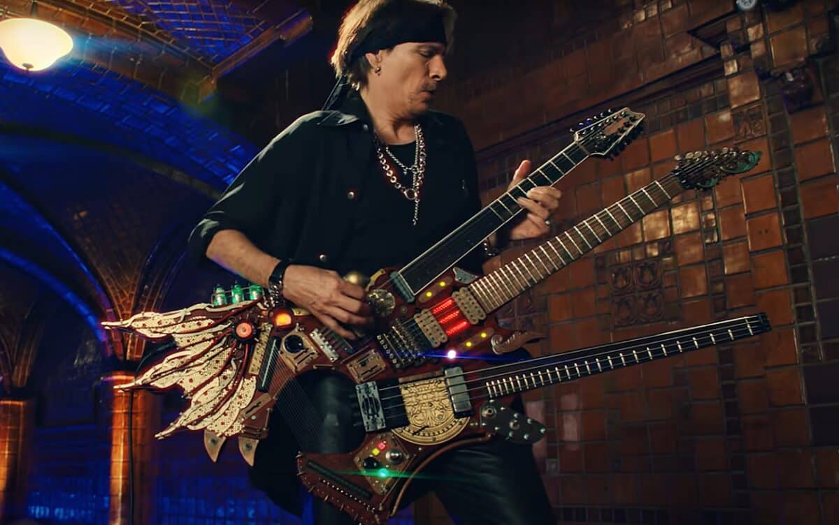 Steve Vai cite 5 guitaristes contemporains « qui repoussent les limites de leur instrument »