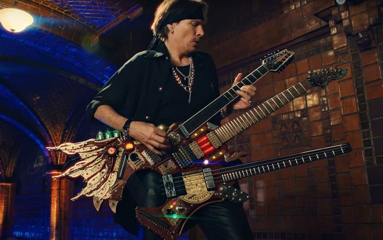 Steve Vai cite 5 guitaristes contemporains “qui repoussent les limites de leur instrument”
