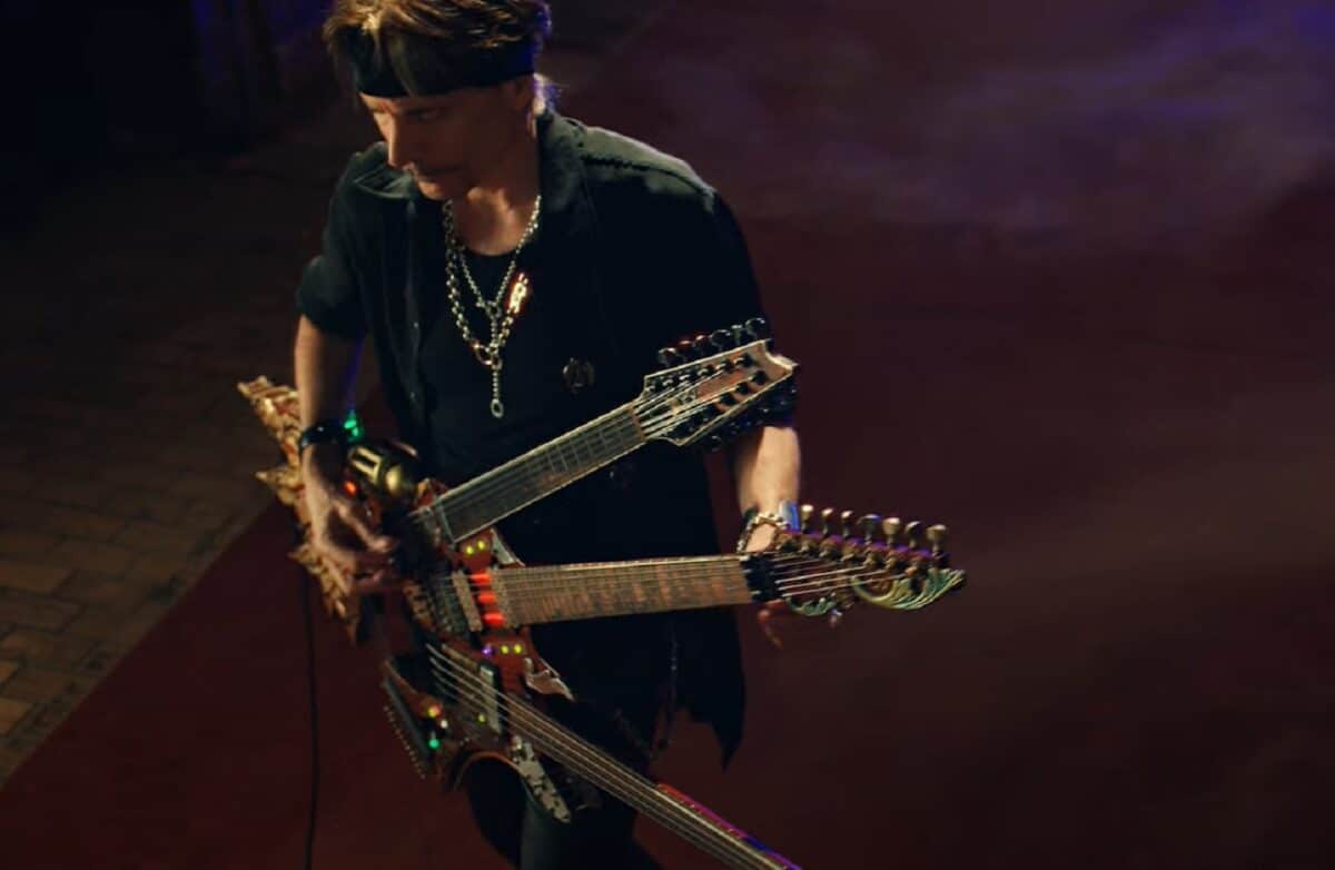 Regardez Steve Vai jouer de sa guitare Ibanez Hydra à trois manches