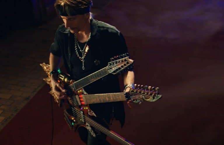 Regardez Steve Vai jouer de sa guitare Ibanez Hydra à trois manches