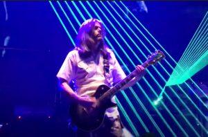 Tool : Le guitariste Adam Jones explique pourquoi le groupe refuse de jouer dans des stades