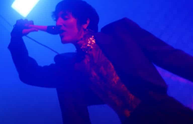 Oli Sykes de Bring Me The Horizon parle de sa marque de vêtements, Drop Dead : “C’est ma mère qui m’a suggéré de monter une petite entreprise”