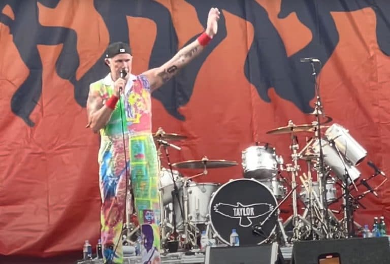 Les Red Hot Chili Peppers ont rendu hommage à Taylor Hawkins lors d’un concert en tête d’affiche d’un festival