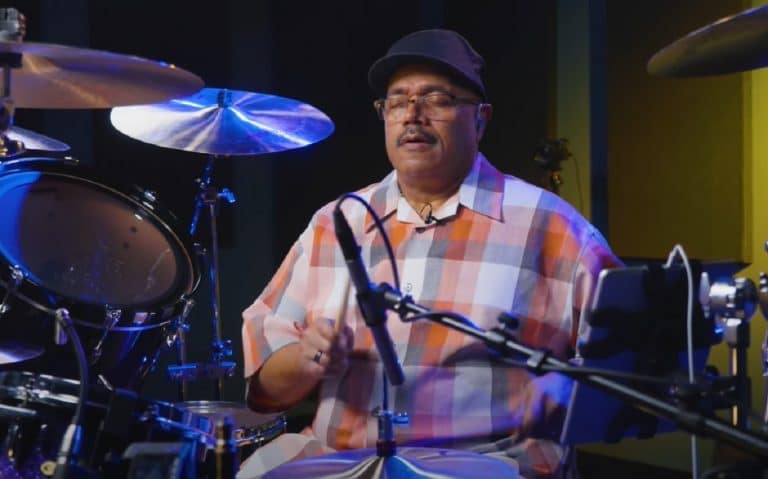 Tool : Regardez le légendaire batteur de jazz fusion Dennis Chambers improviser sur Schism
