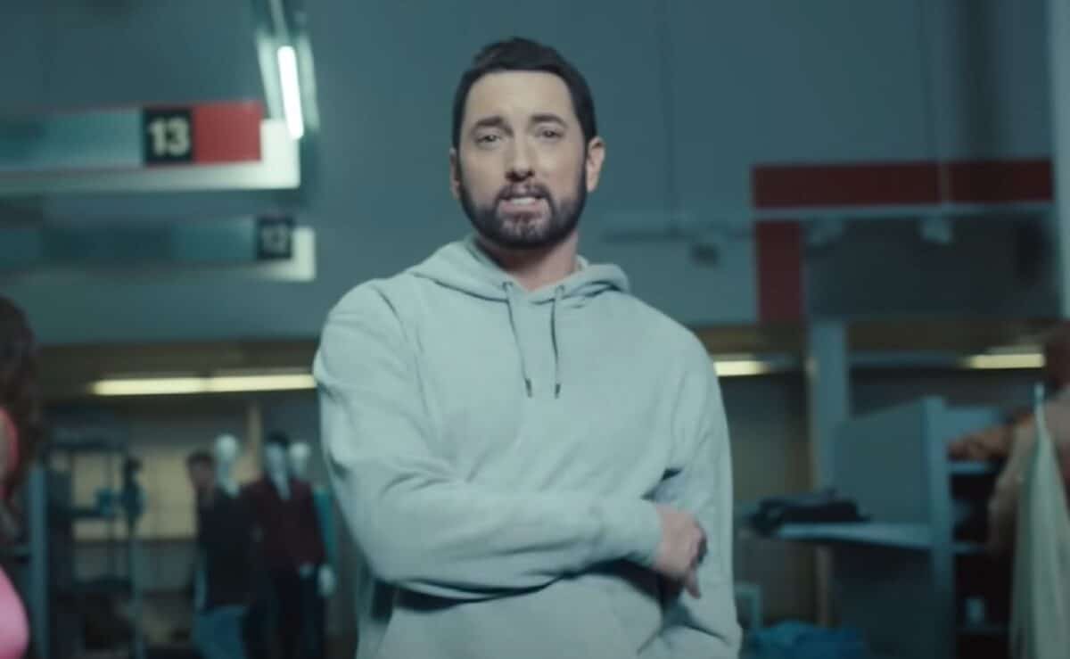 Eminem et sa musique sont aussi « percutants » que le metal, selon le PDG du Rock Hall : « C&rsquo;est un coup de poing à la poitrine »