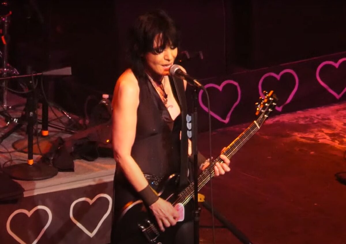 Joan Jett sur les allégations de misogynie concernant Mötley Crüe : « Si je devais écarter tous les groupes que vous trouvez problématiques, il n&rsquo;en resterait pas beaucoup »