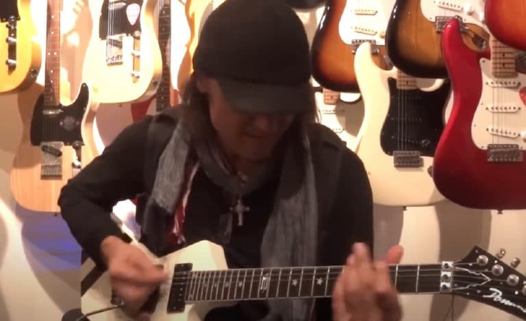 Scorpions : Des photos du guitariste Matthias Jabs blessé aux doigts font surface en ligne