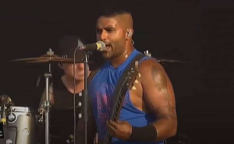 Le guitariste de Sum 41 révèle qu’il a lutté brièvement contre le cancer en début d’année, mais qu’il est maintenant guéri