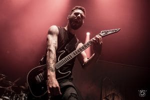 “J’ai tout essayé, rien n’a marché” : George Harris (The Raven Age) contraint d’arrêter les concerts pour raisons de santé