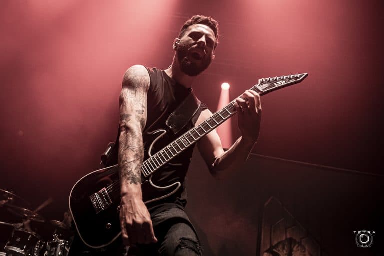 “J’ai tout essayé, rien n’a marché” : George Harris (The Raven Age) contraint d’arrêter les concerts pour raisons de santé