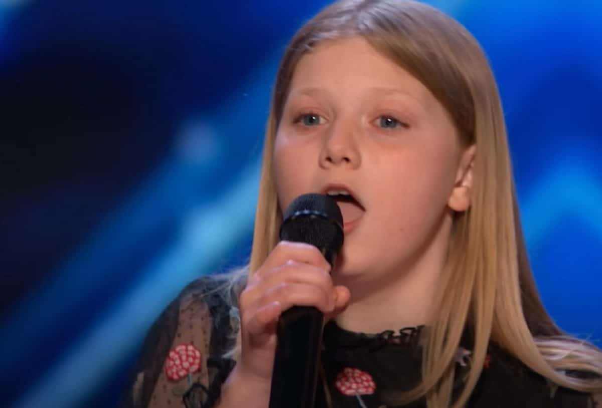 Une chanteuse de 10 ans reprend Holy Roller de Spiritbox dans America’s Got Talent (et rejoint le groupe sur scène lors d’un concert à Londres)