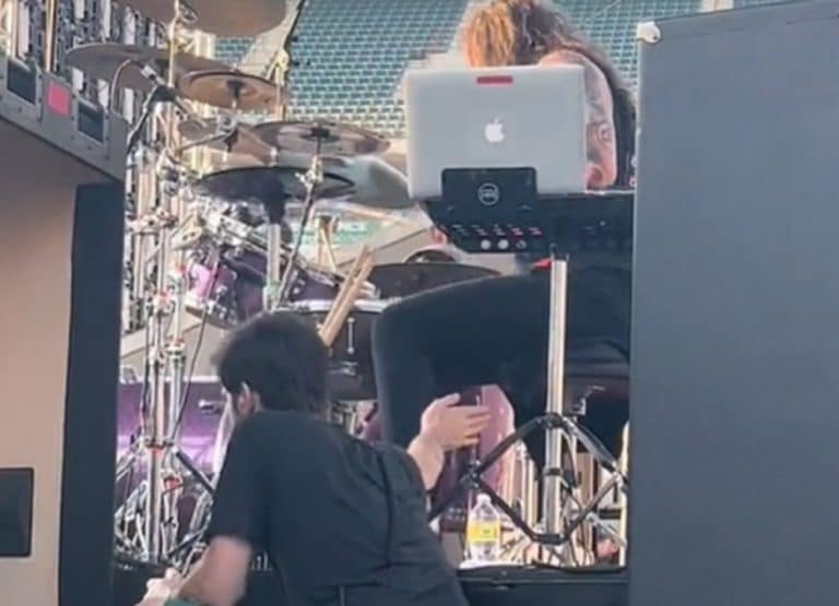 Le technicien de batterie de Polyphia a sauvé un des récents concerts du groupe en tapant le tempo sur la jambe du batteur pendant 30 minutes à la suite d’un problème technique