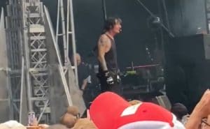 Tommy Lee de Mötley Crüe a été remplacé au milieu du concert de retour du groupe en raison de côtes cassés