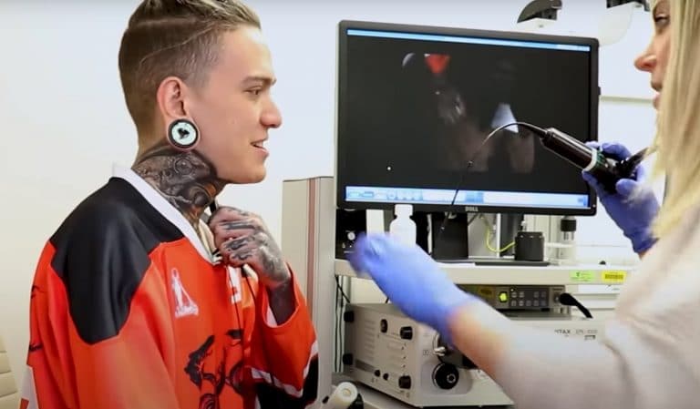 Regardez un médecin mettre une caméra dans la gorge du chanteur de Lorna Shore pour comprendre comment il chante