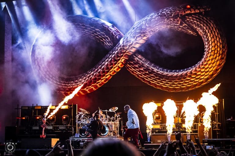Le dernier concert de Five Finger Death Punch a été “ruiné” par un conducteur ivre qui s’est encastré dans un transformateur électrique