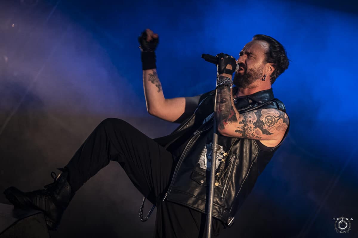 Moonspell annonce un album live, enregistré à « 80 mètres de profondeur », et partage la vidéo live du single Entitlement