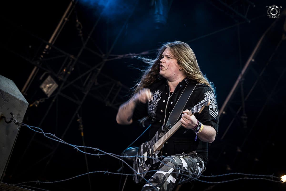 « Bien qu&rsquo;une partie de son cœur restera toujours avec Sabaton, nous savons qu&rsquo;il doit poursuivre ses rêves » ; Sabaton et le guitariste Tommy Johansson se séparent