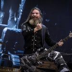 « L&rsquo;Histoire contient déjà suffisamment de tragédies » : Pär Sundström, de Sabaton, répond aux accusations de glorifier la guerre