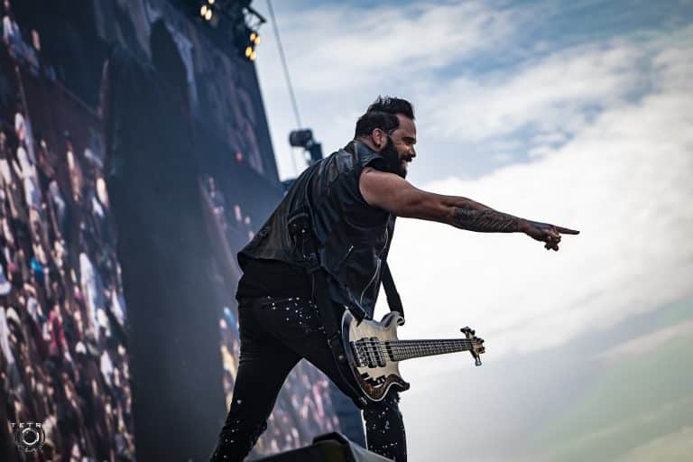 John Cooper, le leader de Skillet, est convaincu que l’Amérique “est au bord du gouffre” : “Malheur à ceux qui échangent le bien contre le mal et le mal contre le bien”