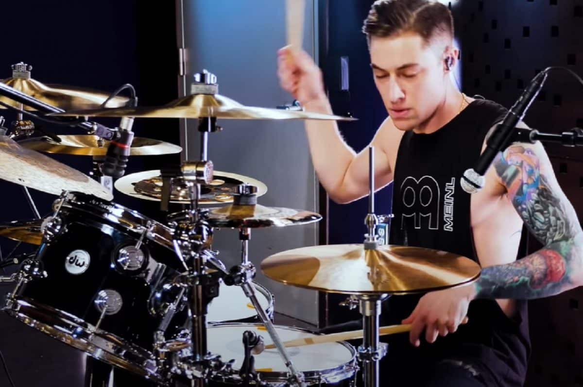 “C’est vraiment minable comme comportement” : Luke Holland (Falling In Reverse, Jason Richardson) met en garde les fans contre les escroqueries basées sur l’IA