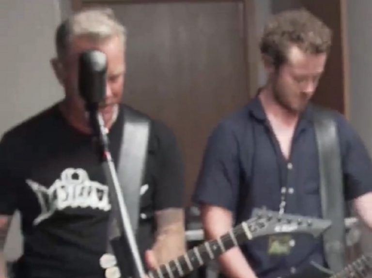 L’acteur de Stranger Things, Joseph Quinn, a joué Master Of Puppets avec Metallica dans les coulisses du Lollapalooza