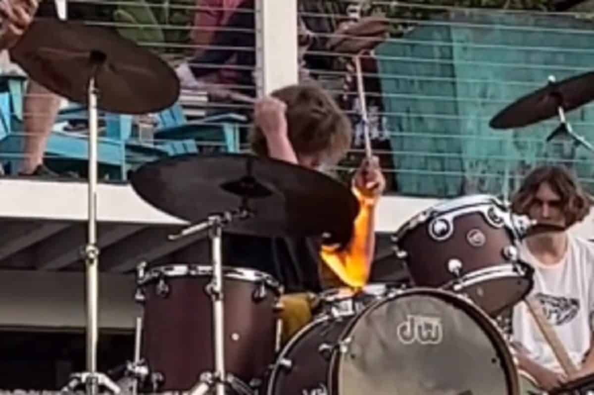 Le fils de Taylor Hawkins a rendu hommage à son défunt père en jouant My Hero des Foo Fighters en direct