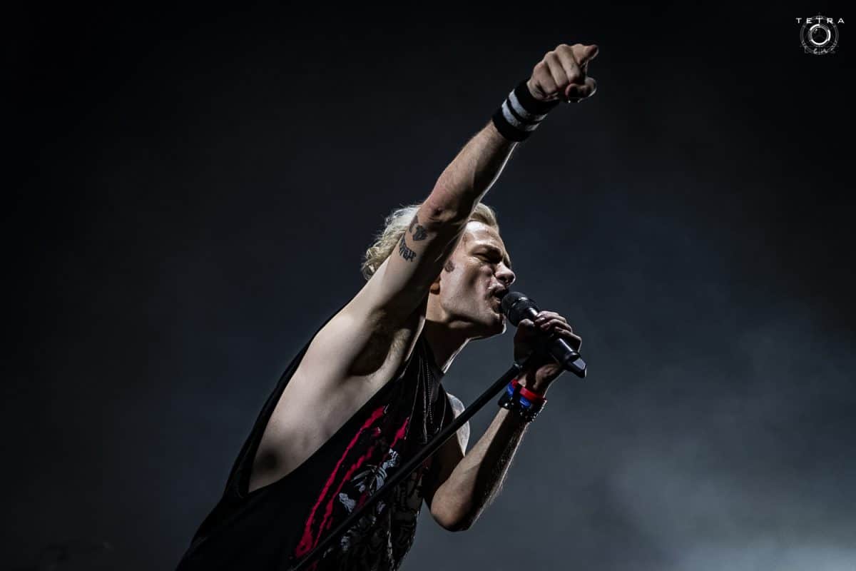 Deryck Whibley, de Sum 41, est sorti de l’hôpital après avoir été soigné pour une pneumonie