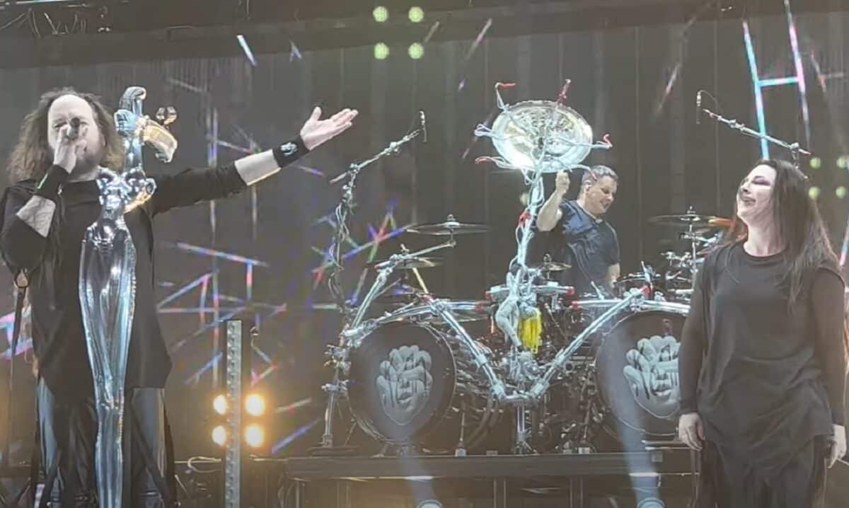 Regardez Korn jouer Freak On A Leash avec Amy Lee d&rsquo;Evanescence sur scène