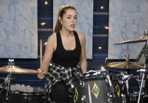 Cette batteuse de musique pop entend Slipknot pour la première fois et improvise sur Before I Forget