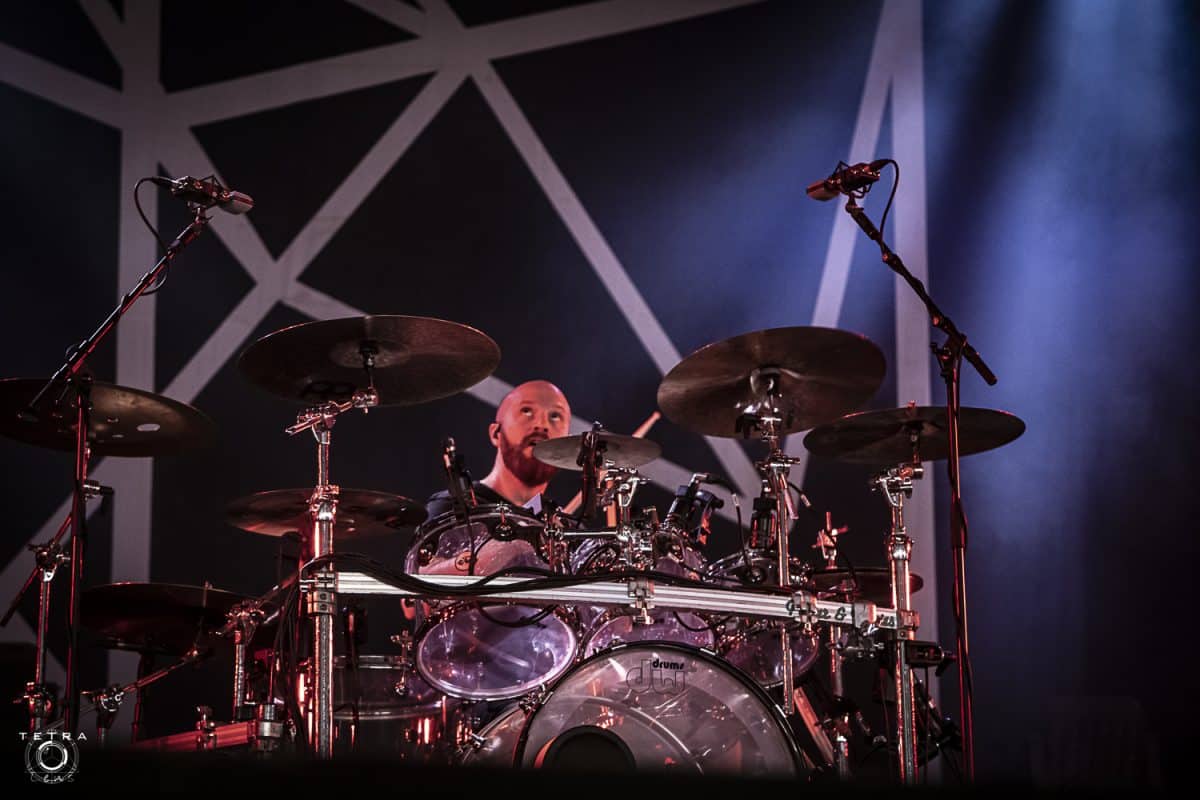 TesseracT tente de mettre en place un système pour partager les pourboires de ses vendeurs de merchandising entre tous les membres de l’équipe, et rétropédale rapidement