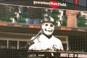 Regardez Papa Emeritus IV de Ghost lancer la première balle lors d’un match de baseball (Ligue majeure)