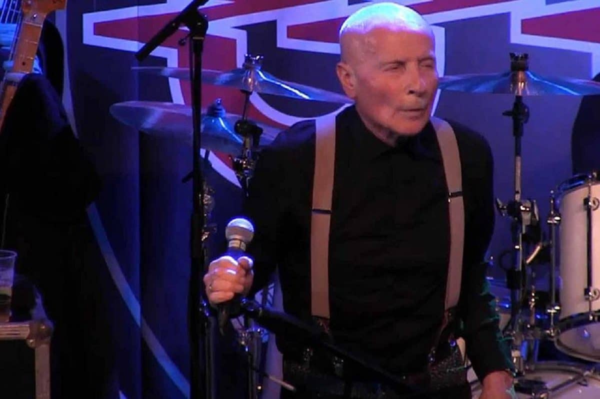 Le chanteur d’UFO, Phil Mogg, est victime d’une crise cardiaque ; la tournée d’adieux du groupe est annulée