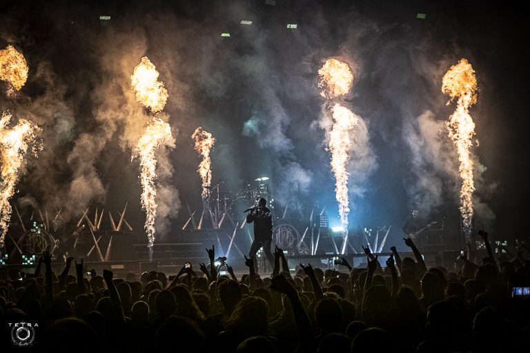 Parkway Drive démarre sa tournée des 20 ans avec un show spectaculaire digne de Rammstein !