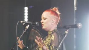 “Le musicien moyen ne peut plus survivre, et encore moins prospérer”, selon Shirley Manson, du groupe Garbage