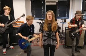 Cette reprise de Ghost par des collégiens âgés de 12 à 14 ans est étonnamment qualitative !