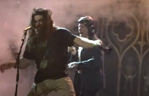 Bruce Dickinson d’Iron Maiden a physiquement expulsé un fan de la scène lors d’un concert en Californie