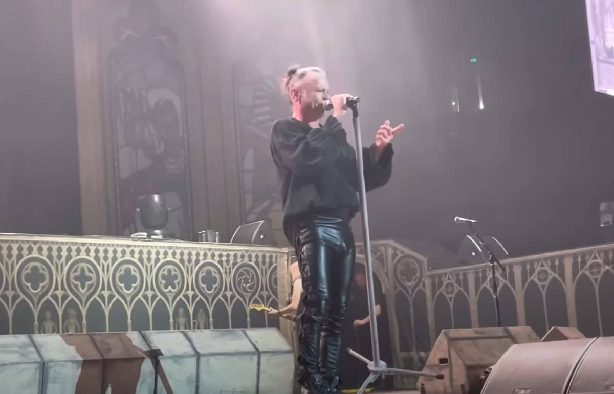 Iron Maiden : Bruce Dickinson fait un sermon aux fans qui fument de l&rsquo;herbe en plein concert