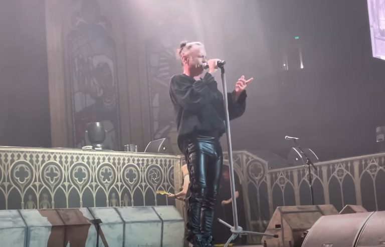 Iron Maiden : Bruce Dickinson fait un sermon aux fans qui fument de l’herbe en plein concert