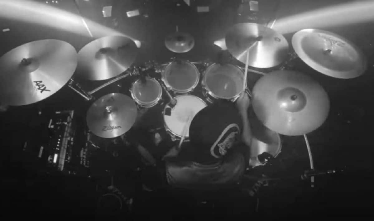Regarde Les Hommes Tomber publie une vidéo de son batteur jouant « Au Bord Du Gouffre »