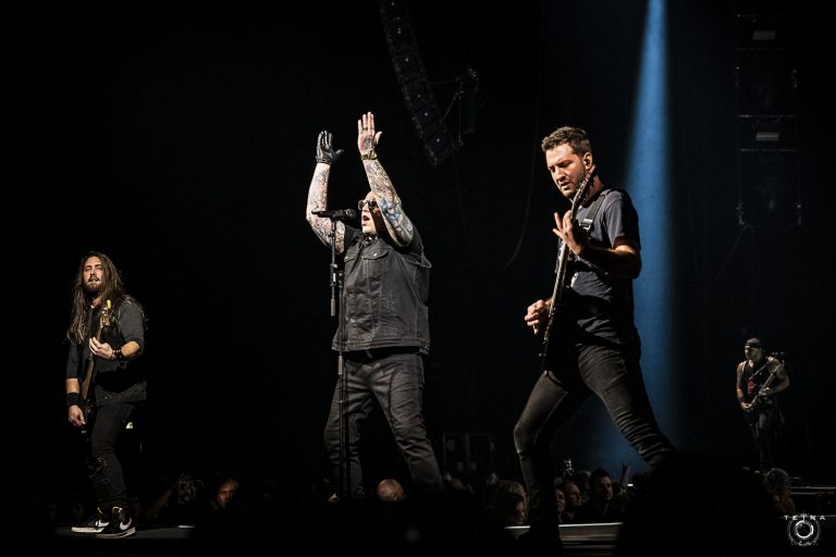 Le guitariste de Bad Wolves, Max Karon, ne participera plus aux tournées, mais restera compositeur pour le groupe