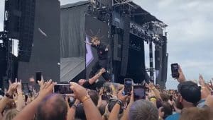 Un enfant en costume Slipknot fait du crowd surfing sur le ventre de son père lors d&rsquo;un récent festival de Metal