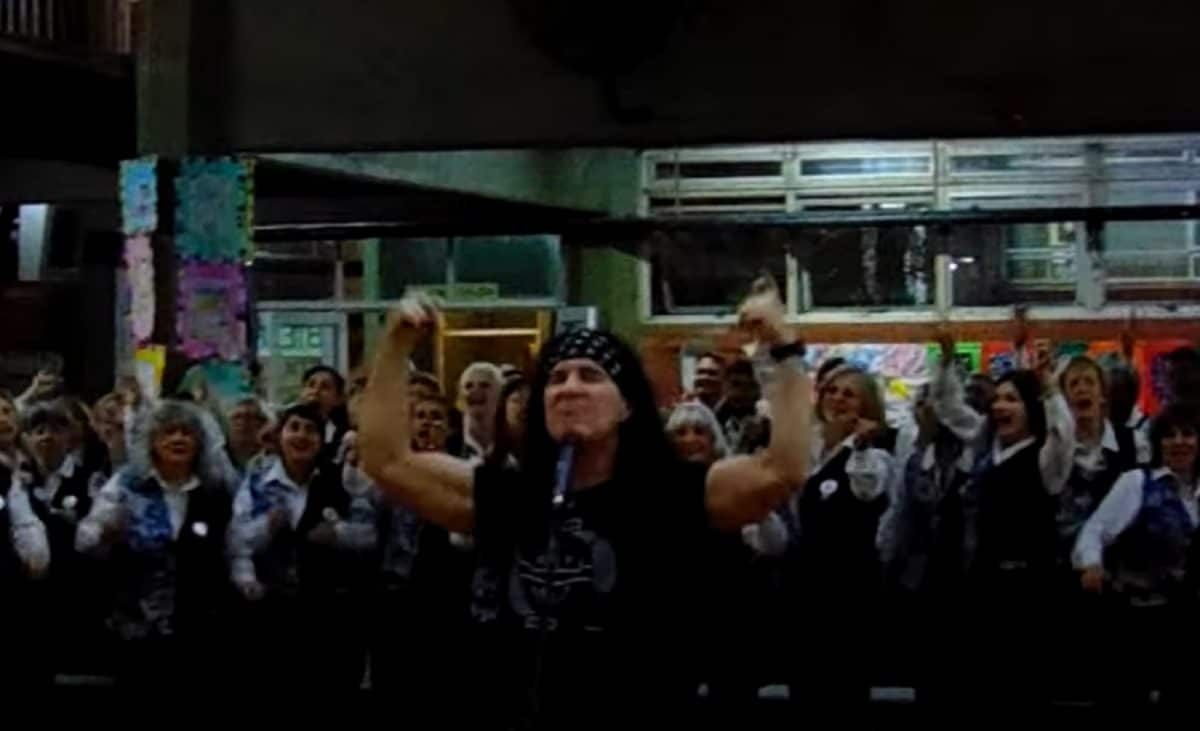 Regardez le premier chanteur d&rsquo;AC/DC, Dave Evans, interpréter Highway To Hell avec une chorale argentine