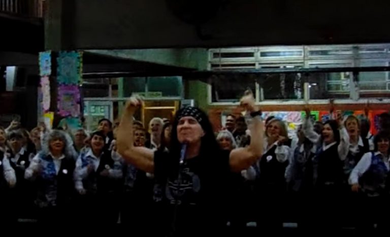 Regardez le premier chanteur d’AC/DC, Dave Evans, interpréter Highway To Hell avec une chorale argentine