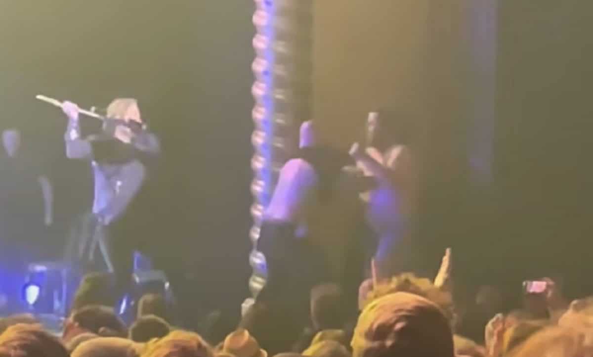 Le guitariste des Black Crowes frappe un fan qui s&rsquo;est incrusté sur scène avec son instrument lors d&rsquo;un concert