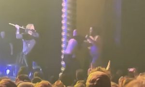Le guitariste des Black Crowes frappe un fan qui s’est incrusté sur scène avec son instrument lors d’un concert