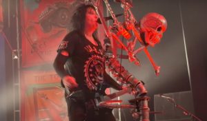 Blackie Lawless de W.A.S.P. admet utiliser des pistes de renfort en direct et explique pourquoi