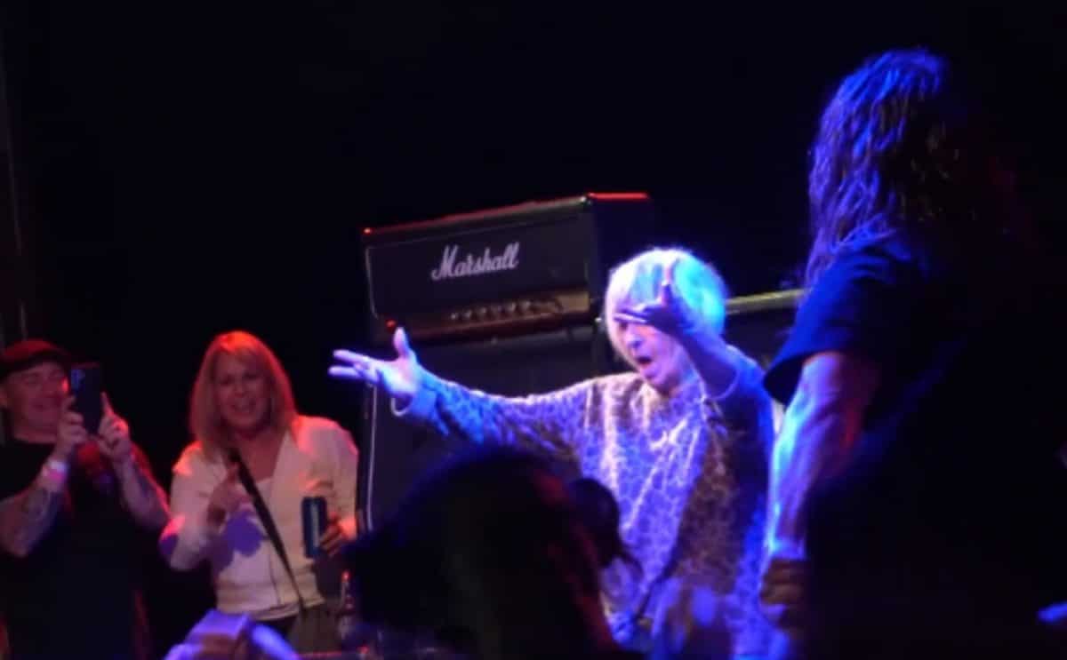 Regardez la mère d&rsquo;un batteur de Thrash Metal plonger dans le public lors d&rsquo;un de ses concerts